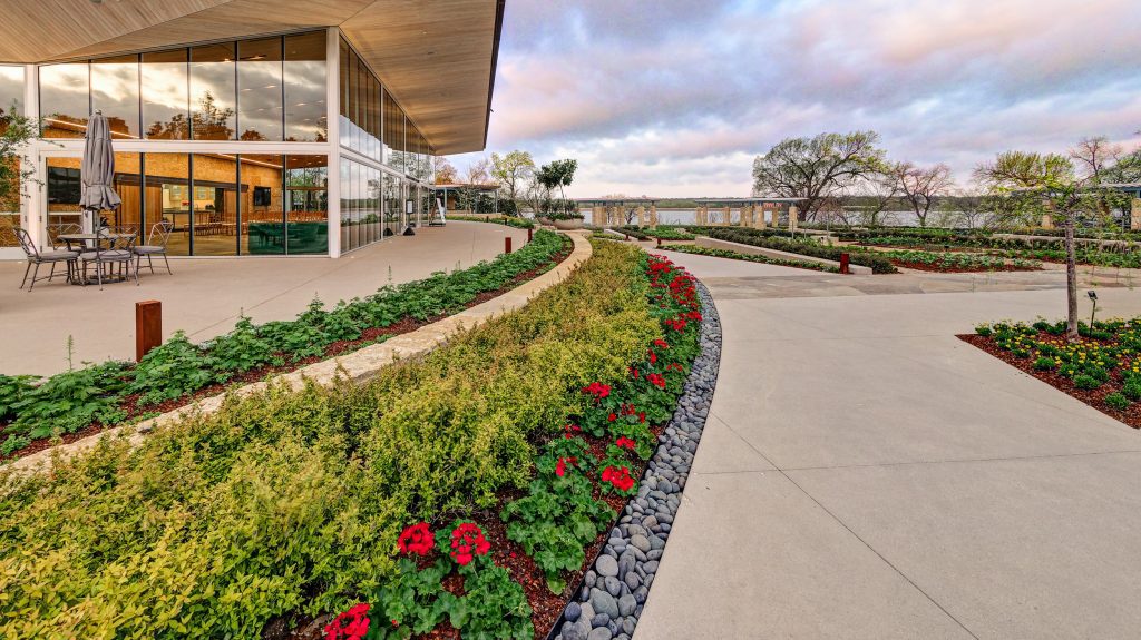 seasonal commercial landscaping